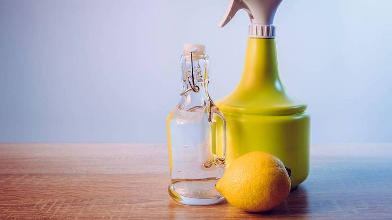Použíjte roztok z octu nebo citrónu