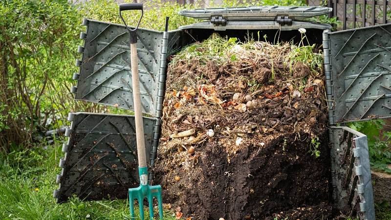 Nejednodušší řešení je pořízení plastového kompostéru